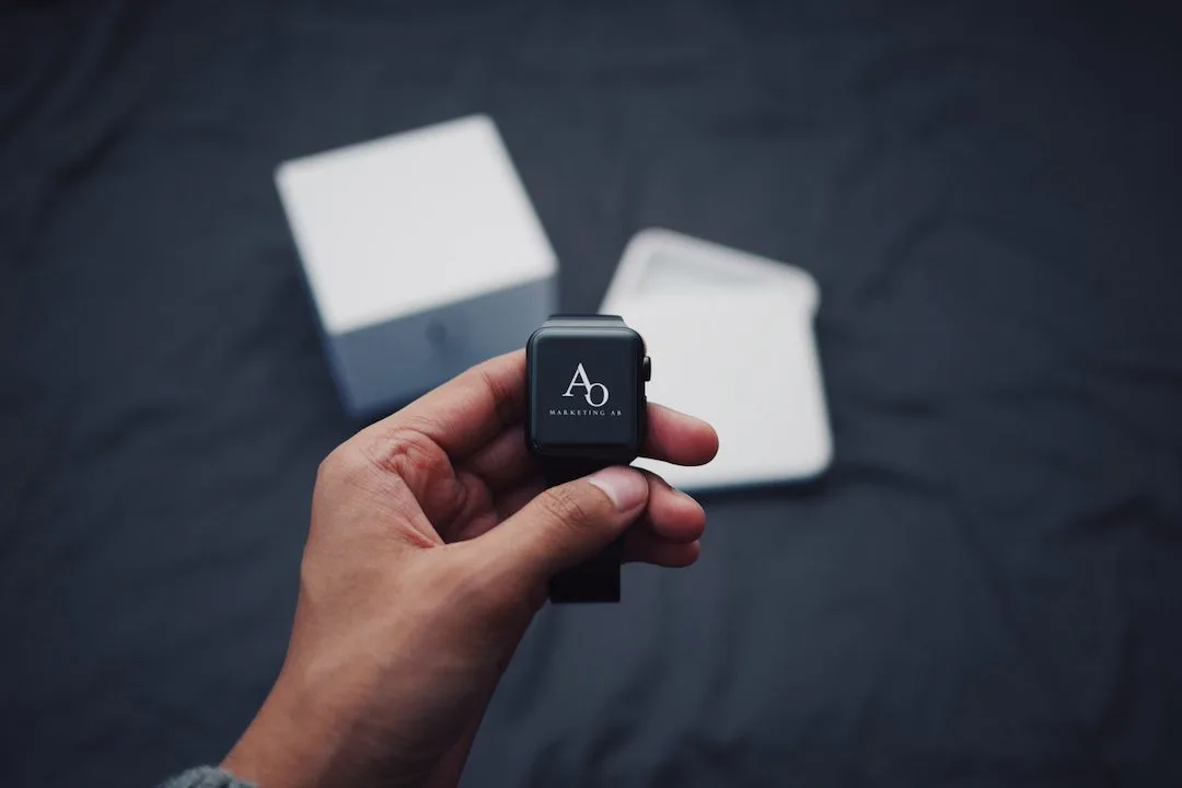 AO marketing logotyp på en apple watch